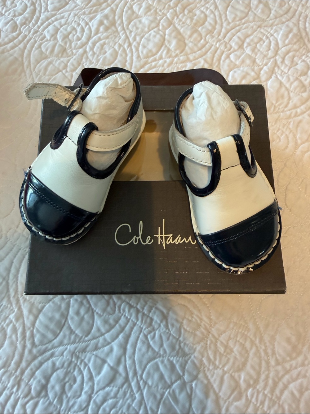 NWT Cole Haan Kids White and Navy Leather Mary Jane Mini Cap Toe Shoes. Size 2.